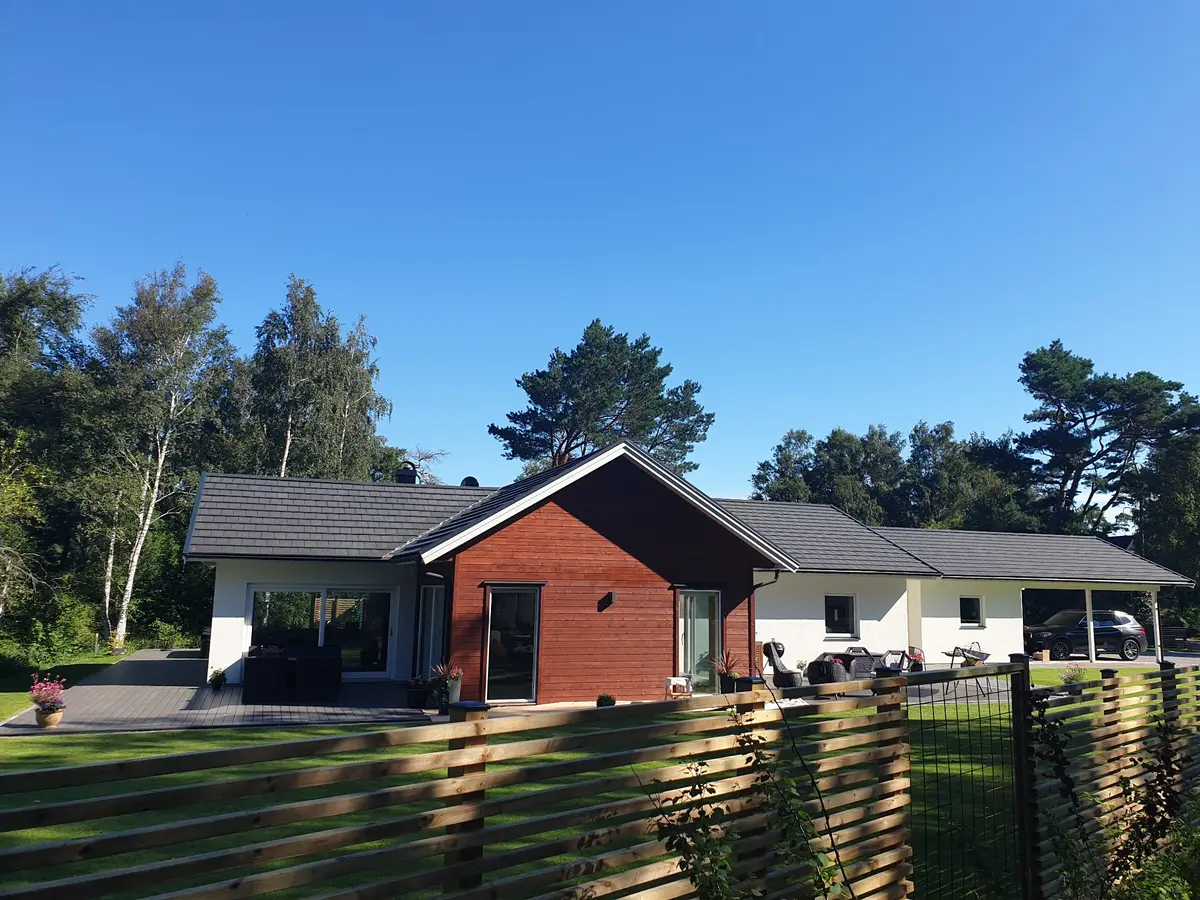 Färdig röd och vit villa sedd framifrån