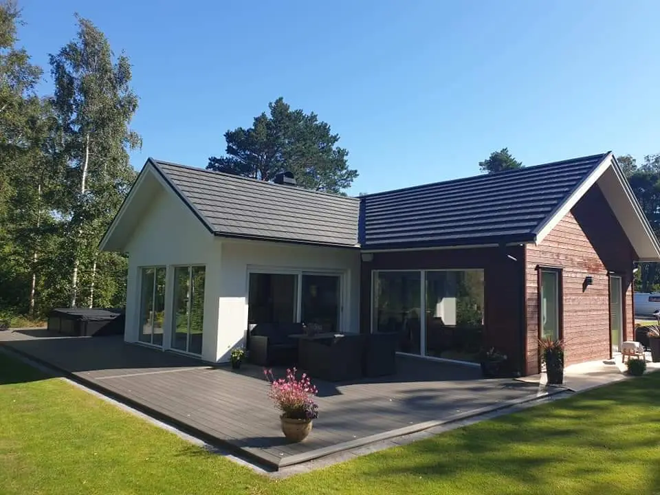 Uteplats vid färdigställd villa