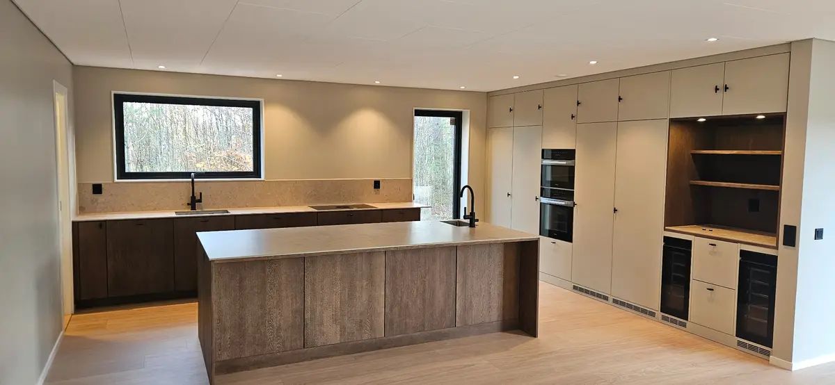 Modernt kök i färdig villa