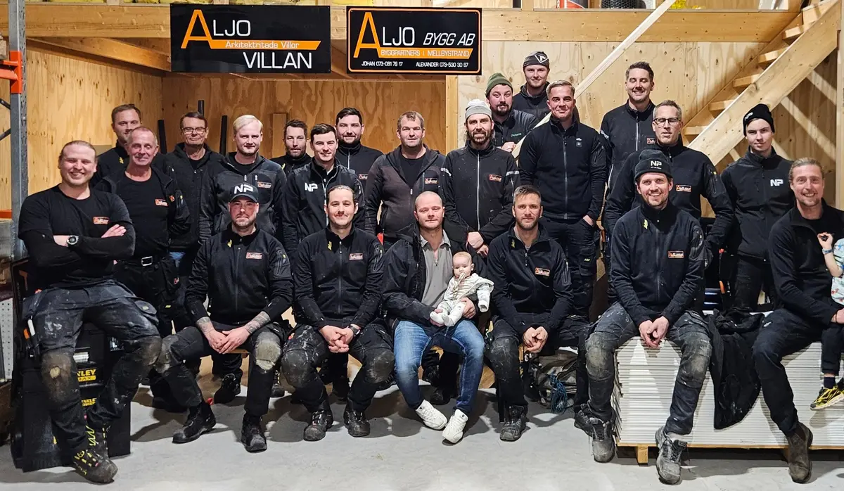 Medarbetarna på ALJO Bygg AB samlade i hallen