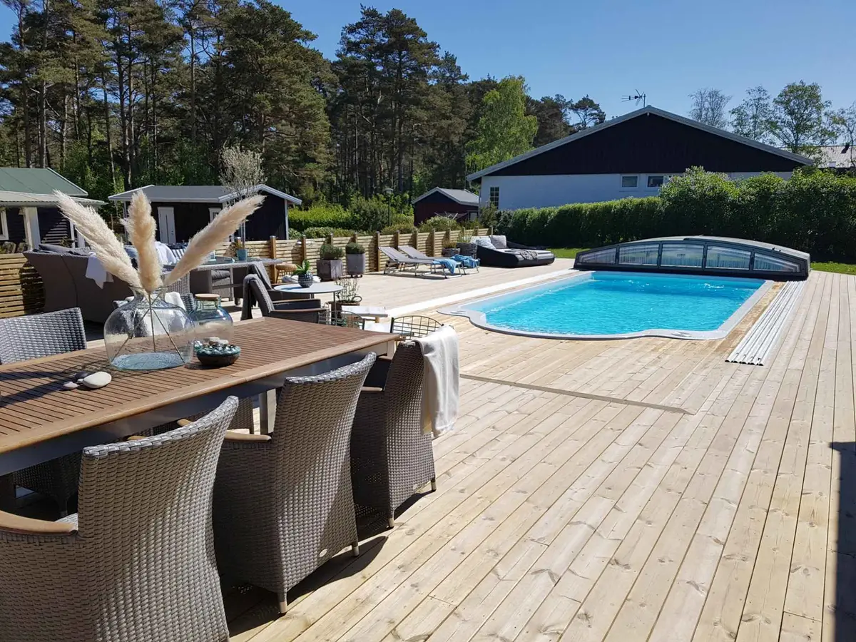 Pool och trädäck vid villa