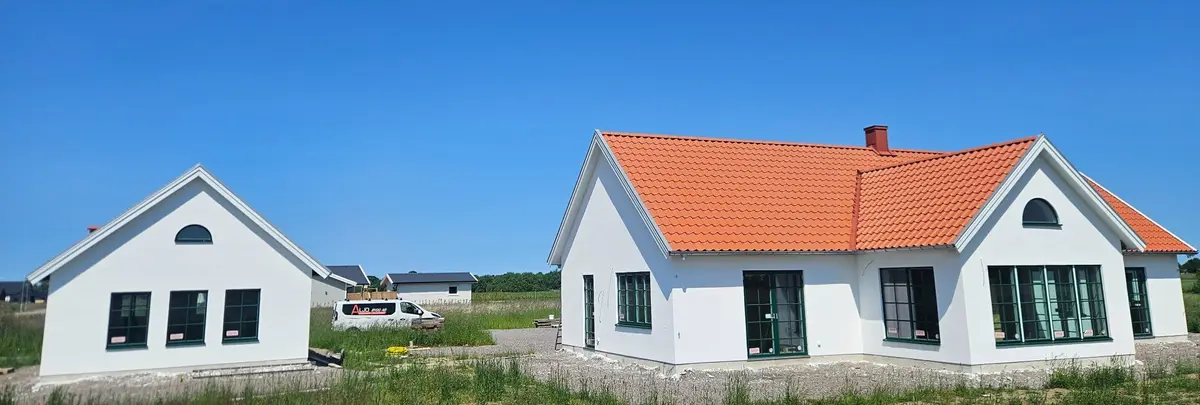 Vit nybyggd arkitektritad villa